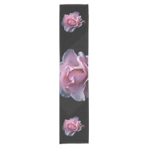 Herrliche rosa Rose auf Schwarzem