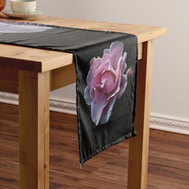 Herrliche rosa Rose auf Schwarzem Kurzer Tischläufer (Beispiel)