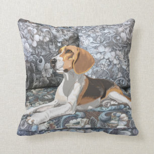 Herrlicher Beagle, der sich hinsitzt Kissen