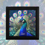Herrlicher Pfau mit aquamarinem und goldenem Abstu Erinnerungskiste<br><div class="desc">Diese Geschenkboxen besticht durch ein prächtiges Pfauendesign in wunderschönen aquamarinen, königsblauen und goldenen Farbtönen. Romantisches und elegantes Motiv. Schönes und personalisierbares Geschenk für alle Anlässe. Gut, um Schmuck oder kleine Mentos behalten, zur gleichen Zeit eine schöne Dekoration für den Frisiertisch und mehr. Meine Idee wurde mit KI erstellt. Von AIbyMarion...</div>