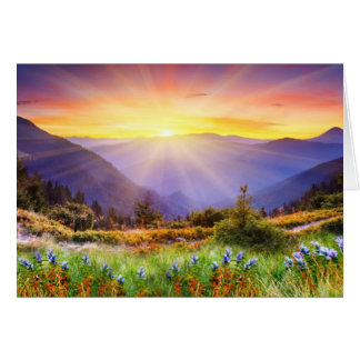 Herrlicher Sonnenuntergang in der Berglandschaft