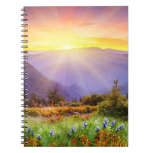 Herrlicher Sonnenuntergang in der Berglandschaft Notizblock
