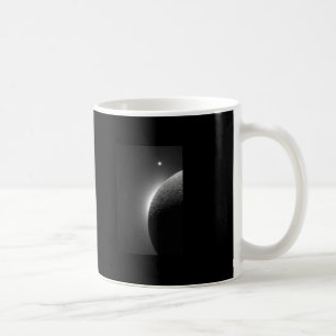 Herrliches die NASA-Bild, der Mond beleuchtete Kaffeetasse