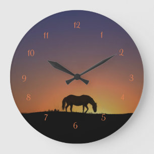 Herrliches Rundpferd im Südwesten der Sonnenaufgan Große Wanduhr