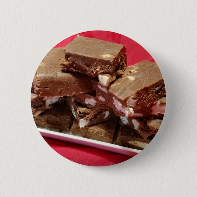 Herry Chocolate Marshmallow Fudge auf einer Platte Button (Vorderseite)