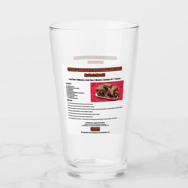 Herry Chocolate Marshmallow Fudge auf einer Platte Glas (Vorderseite)