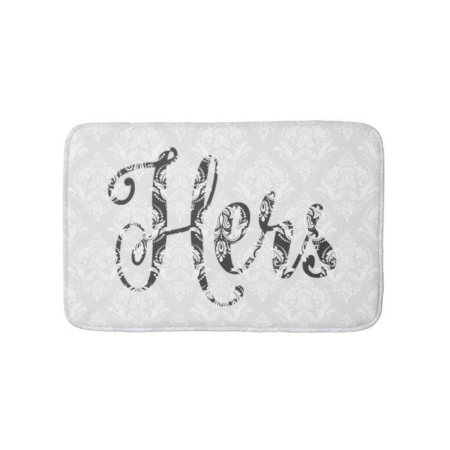 Hers-Black Moderner Text & White Damaskus Badematte (Vorderseite)