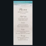 Herz am Sandstrand Hochzeit Menükarte<br><div class="desc">Der Strand ist mit türkisblauem Wasser und weißem Sand bedeckt. Im Sand gibt es zwei Herzensstücke mit den Initialen der Braut und des Bräutigams auf der Rückseite,  ideal für Hochzeiten am Strand oder für tropische Hochzeiten in Urlaubsort.</div>