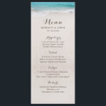 Herz am Sandstrand Hochzeit Menükarte<br><div class="desc">Der Strand ist mit türkisblauem Wasser und weißem Sand bedeckt. Im Sand gibt es zwei Herzensstücke mit den Initialen der Braut und des Bräutigams auf der Rückseite,  ideal für Hochzeiten am Strand oder für tropische Hochzeiten in Urlaubsort.</div>