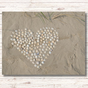 Herz aus Muscheln am Strand Postkarte