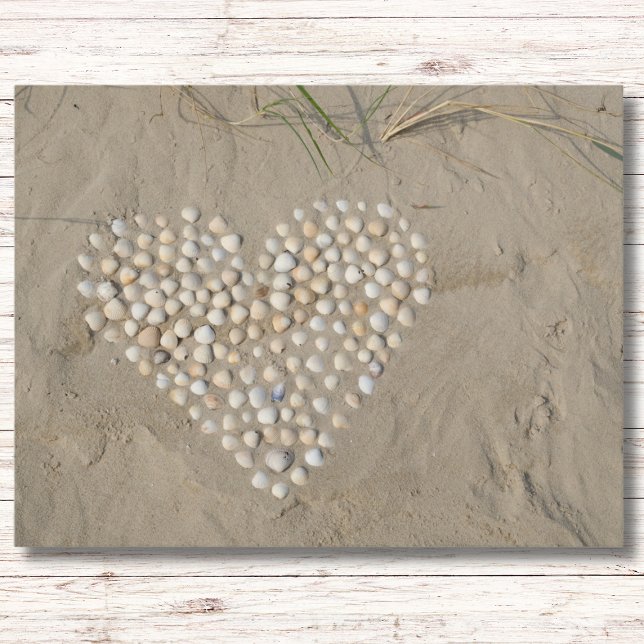 Herz aus Muscheln am Strand Postkarte (Von Creator hochgeladen)