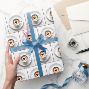 Herz Cappuccino Tasse auf Weiß Geschenkpapier