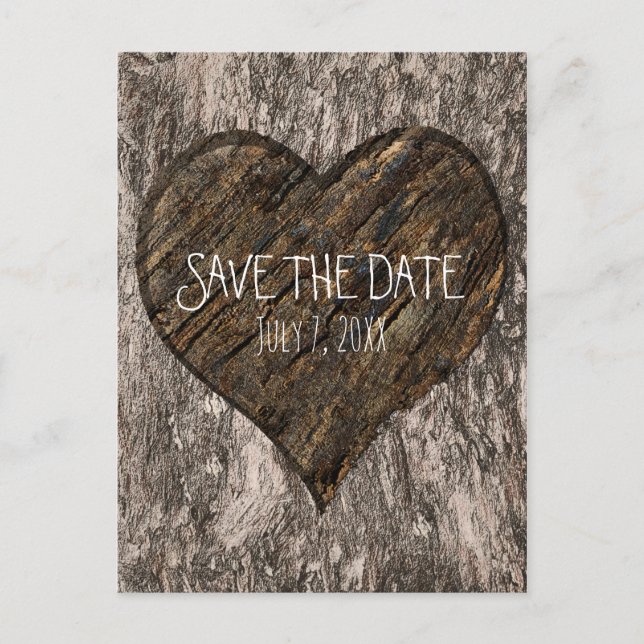 Herz Carved Tree Trunk Rustikal Save the Date Ankündigungspostkarte (Vorderseite)