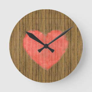 Herz, das in der hölzernen Wand zeichnet Runde Wanduhr