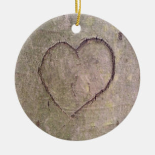 Herz geschnitzt in einem Baum Keramikornament