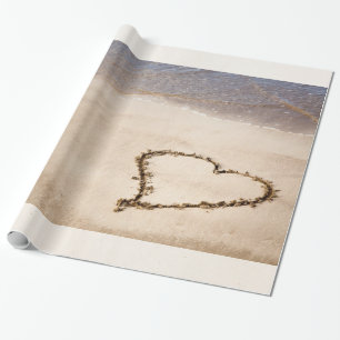 Herz gezeichnet im Sand an Strand kundengebundener Geschenkpapier