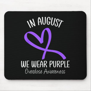 Herz im August trägt lila Überdosierungsbewusstsei Mousepad