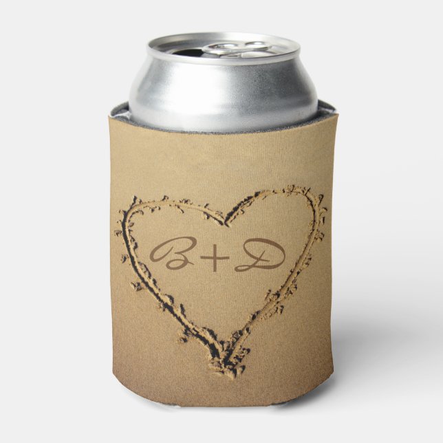 Herz im Sand mit Liebe Monogrammen Dosenkühler (Kanne Vorderseite)