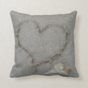 Herz im Sand mit Muschel Kissen