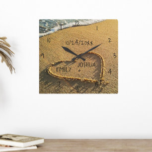 Herz im Sand Strand tropischer Ozeanblick Quadratische Wanduhr