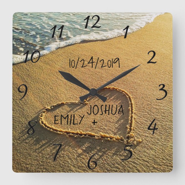 Herz im Sand-Strand-Ufer-tropischen Meerblick Quadratische Wanduhr (Vorderseite)