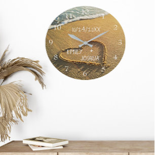 Herz im Sand Strandufer Tropischer Ozeanblick Große Wanduhr