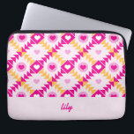 Herz Pink Fett Individuelle Name Laptopschutzhülle<br><div class="desc">Dieses originelle,  kühn und lebendig gestaltete Design,  das Herz in einem quilt-artigen Muster zeigt,  ist ein atemberaubendes,  einzigartiges Geschenk für sie. Perfekt für den Valentinstag,  Geburtstag,  Muttertag und vieles mehr,  diese rosa und gelbe Hülle kann mit dem Text Ihrer Wahl angepasst werden.</div>