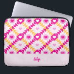 Herz Pink Fett Individuelle Name Laptopschutzhülle<br><div class="desc">Dieses originelle,  kühn und lebendig gestaltete Design,  das Herz in einem quilt-artigen Muster zeigt,  ist ein atemberaubendes,  einzigartiges Geschenk für sie. Perfekt für den Valentinstag,  Geburtstag,  Muttertag und vieles mehr,  diese rosa und gelbe Hülle kann mit dem Text Ihrer Wahl angepasst werden.</div>