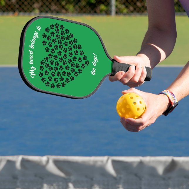 Herz schwarzer Paw-Prints beidseitig grün Pickleball Schläger (InSitu)