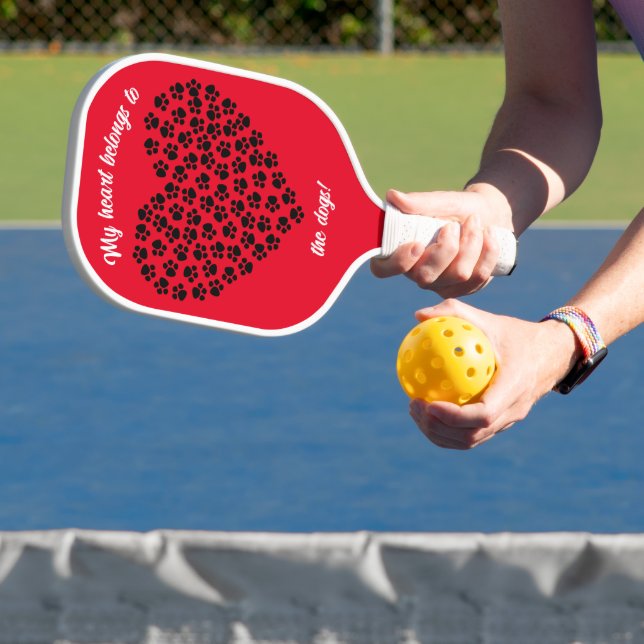 Herz schwarzer Paw-Prints doppelseitiger Rot Pickleball Schläger (InSitu)