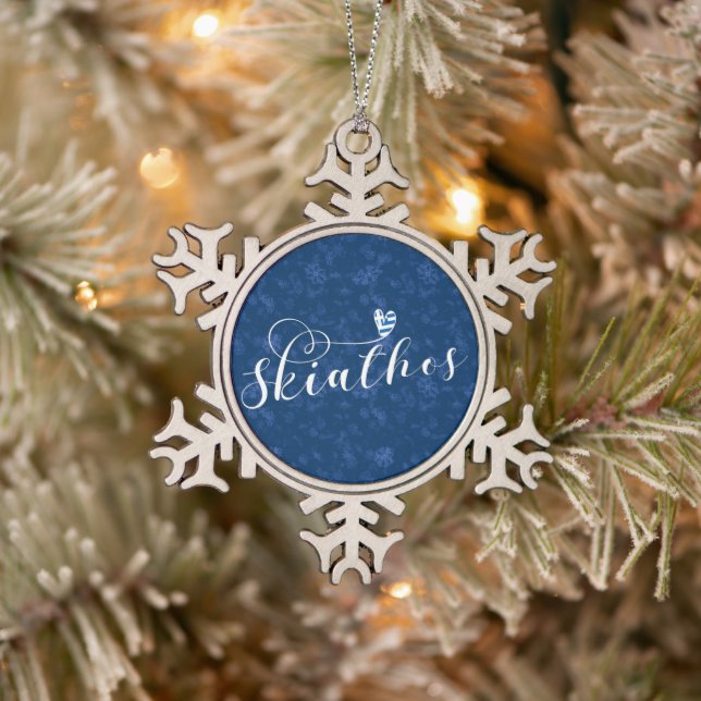 Herz Skiathos mit griechischer Flagge Schneeflocken Zinn-Ornament (Baum)