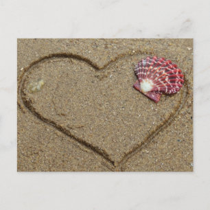 Herz und Muschel am Strand Postkarte