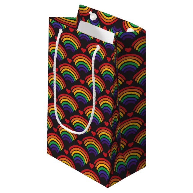 Herz- und Regenbogenmuster Kleine Geschenktüte (Vorderseite Schrägansicht)