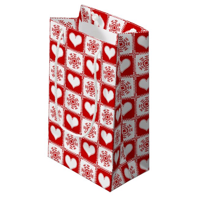 Herz-und Schneeflocke-Weihnachtsmuster Kleine Geschenktüte (Vorderseite Schrägansicht)