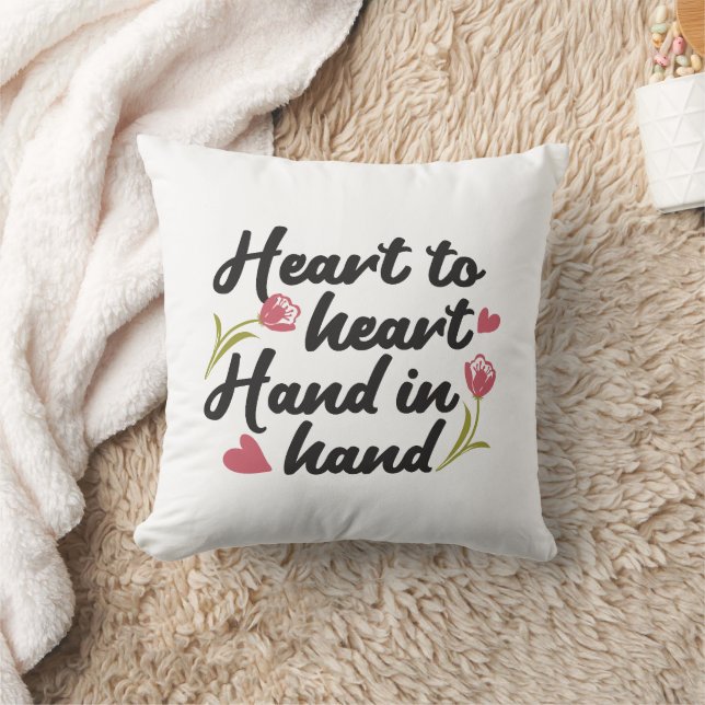 Herz zu Herz, Hand zu Hand - Romantisches Zitat Kissen (Decke)