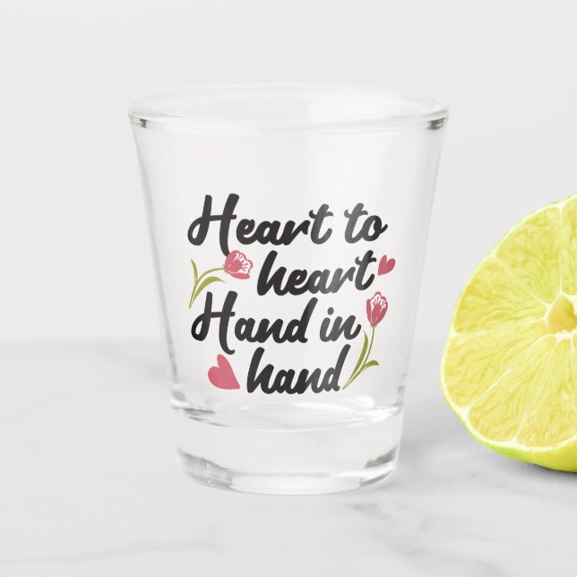 Herz zu Herz, Hand zu Hand - Romantisches Zitat Schnapsglas (Vorderseite)