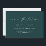 Herzblatt | Elegant Dark Rich Aquamarin Save The Date<br><div class="desc">Diese aquamarine,  schlichte und stylische,  dunkelgrüne Hochzeit speichert die Dattelkarten mit einer angesagten,  handgeschriebenen Schrift,  die im Rahmen der Typografie Klangherzen enthält. Fügen Sie Ihre Hochzeitsinformationen hinzu,  um diesen eleganten,  minimalistischen Stil zu vervollständigen.</div>