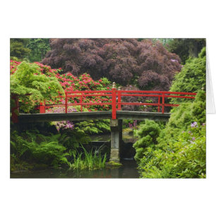 Herzbrücke mit blühenden Rhododendren,