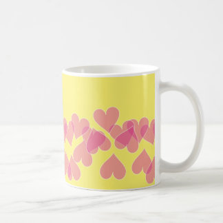 Herzen auf gelber Tasse