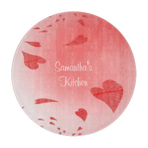 Herzen auf rosa kundenspezifischem Schneidebrett