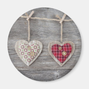 Herzen über einem Holztisch Magnet