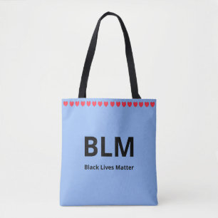 Herzen und Black Lives Matter BLM Text auf Hellbla Tasche