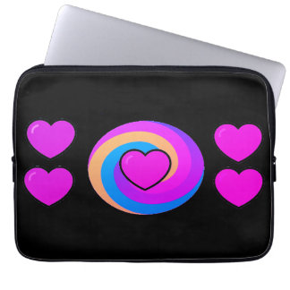 Herzen und Regenbogen auf schwarzem Hintergrund Laptopschutzhülle