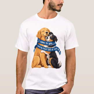 Herzerwärmende Hunde, umarmt von einem blauen Scha T-Shirt