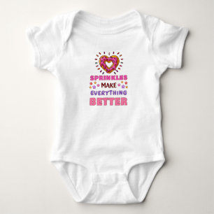 Herzförmige Doughnut mit Sprinklen und Inspirieren Baby Strampler
