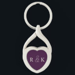 Herzförmige Paare Liebe mit Monogramm Schlüsselanhänger<br><div class="desc">Herzförmige Paare Liebe mit Monogramm Schlüsselanhänger mit eleganten hellbeigen Initialen auf einem dunklen lila Hintergrund. Ideal für Paare, jetzt anpassen, um Paare Initialen hinzuzufügen.</div>