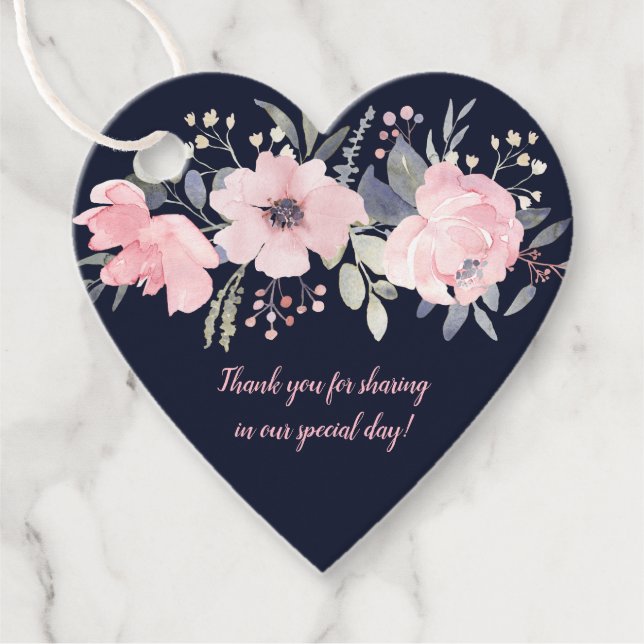 Herzförmige Rosa Blütenblüte auf Marinehochzeit | Geschenkanhänger (Vorderseite)