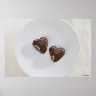 Herzförmige Schokoladenbonbons auf einem Teller Poster