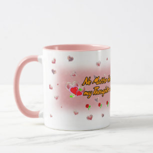 Herzförmige Seifenblasen auf einer weißen rosa Ker Tasse