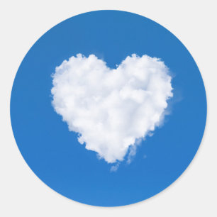 Herzförmige Wolke am blauen Himmel Runder Aufkleber